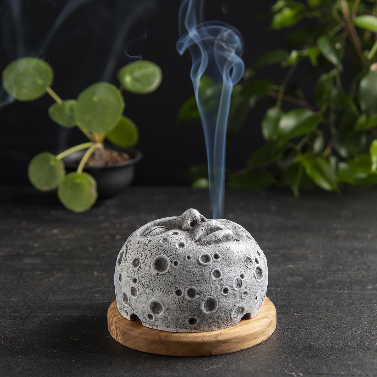 Handmade Moon Face Incense Burner with Sandalwood Cones Gift – Aromatherapy Ornament for Home Decor, Unique & Elegant.